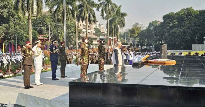 শিখা অনির্বাণে রাষ্ট্রপতি ও প্রধান উপদেষ্টার শ্রদ্ধা নিবেদন