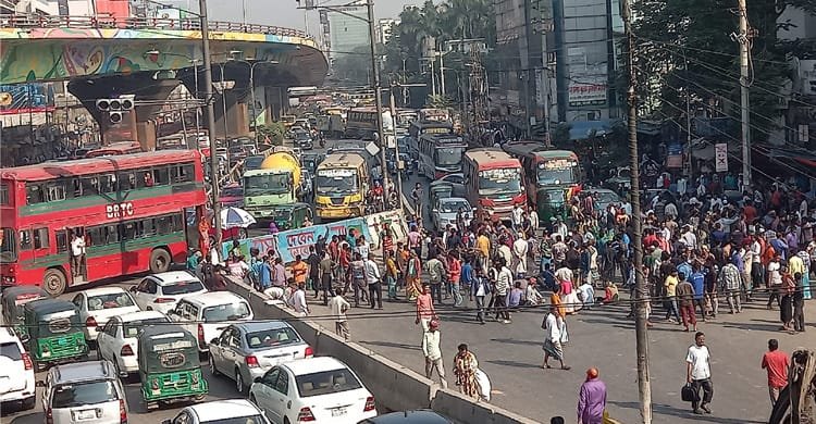 রাজধানীর বিভিন্ন এলাকায় ব্যাটারিচালিত রিকশাচালকদের সড়ক অবরোধ