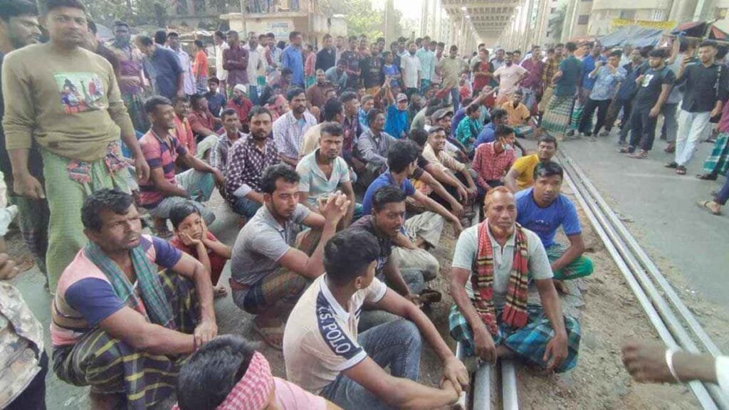 মহাখালীতে রেলপথ অবরোধ করে রিকশাচালকদের বিক্ষোভ, ট্রেন চলাচল বন্ধ