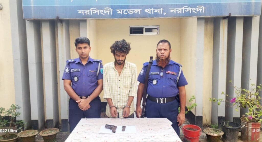 নরসিংদীতে অস্ত্রসহ হত্যা মামলার পলাতক আসামী আটক