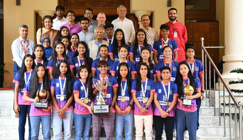 সাফজয়ী নারী ফুটবলারদের সংবর্ধন দিলেন প্রধান উপদেষ্টা