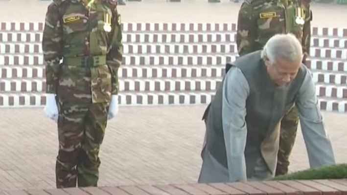 জাতীয় স্মৃতিসৌধে প্রধান উপদেষ্টার শ্রদ্ধা