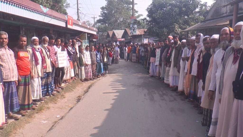 বেলকুচিতে গ্রামবাসীর উপর হামলার প্রতিবাদে মানববন্ধন