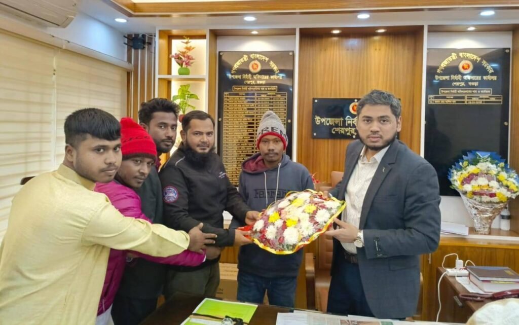 শেরপুর উপজেলা নির্বাহী অফিসার আশিক খানকে ফুলেল শুভেচ্ছা