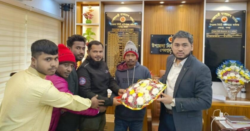 শেরপুর উপজেলা নির্বাহী অফিসার আশিক খানকে ফুলেল শুভেচ্ছা
