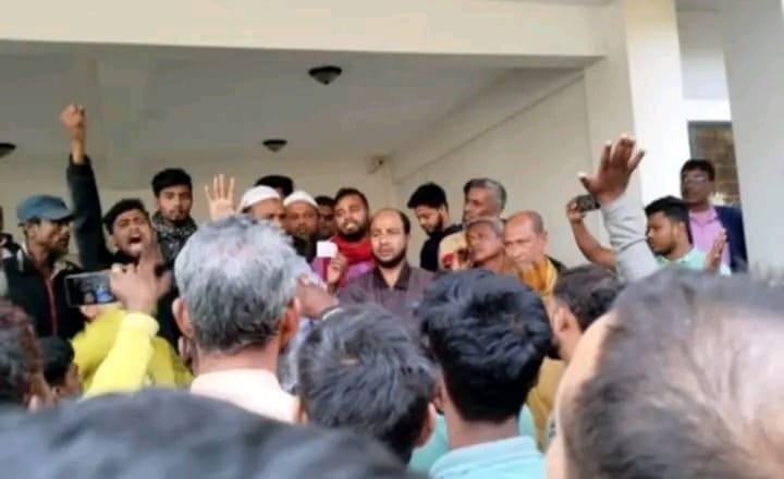 শেরপুরে চাঁদাবাজি বন্ধের দাবিতে ইউএনও অফিস ঘেরাও