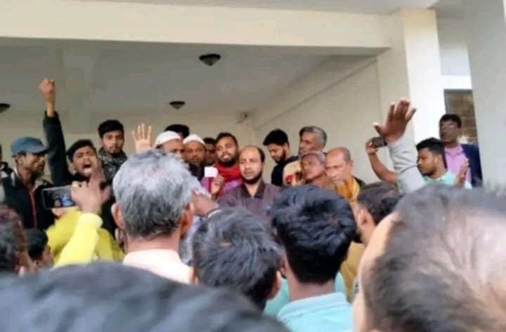 শেরপুরে চাঁদাবাজি বন্ধের দাবিতে ইউএনও অফিস ঘেরাও