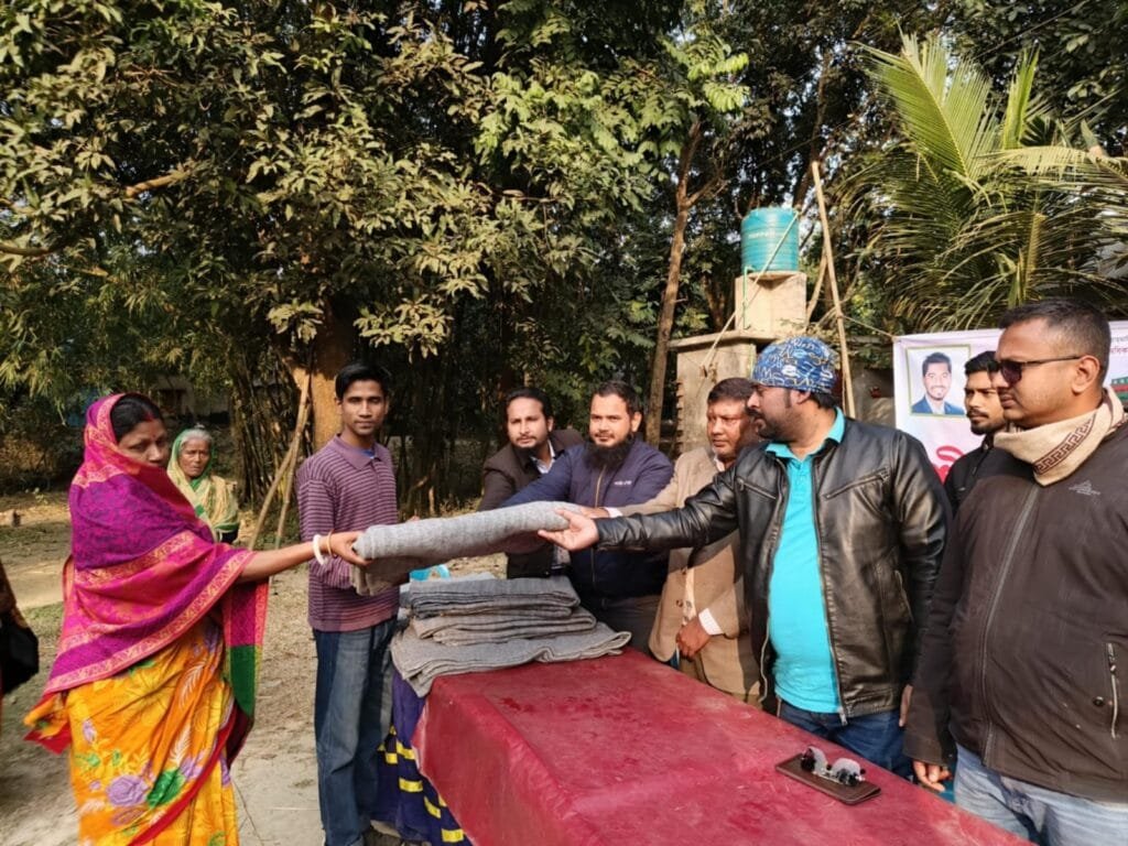 বগুড়ায় যুবঅধিকার পরিষদের কম্বল বিতরণ