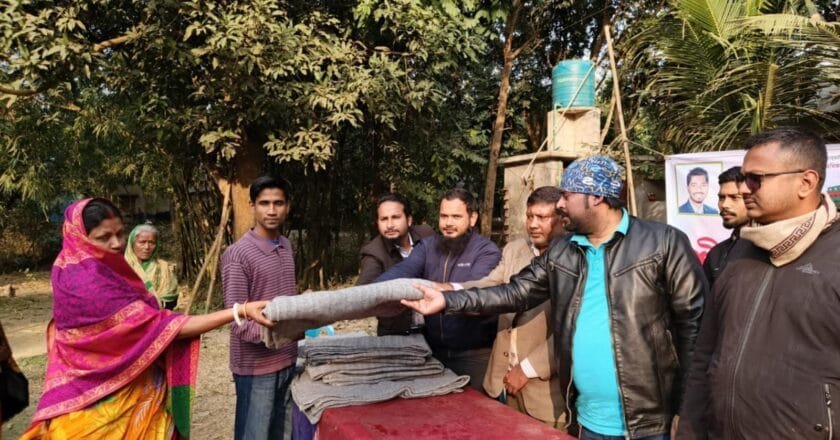 বগুড়ায় যুবঅধিকার পরিষদের কম্বল বিতরণ