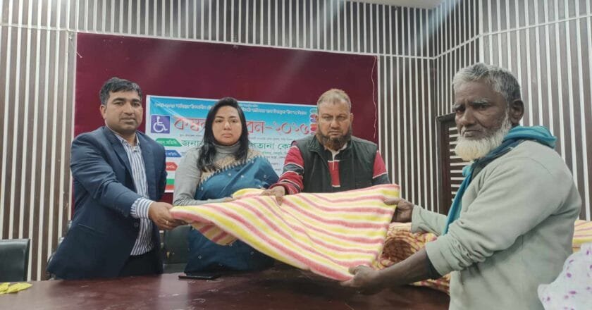 বেলকুচিতে দুঃস্থ ও প্রতিবন্ধীদের কম্বল বিতরণ