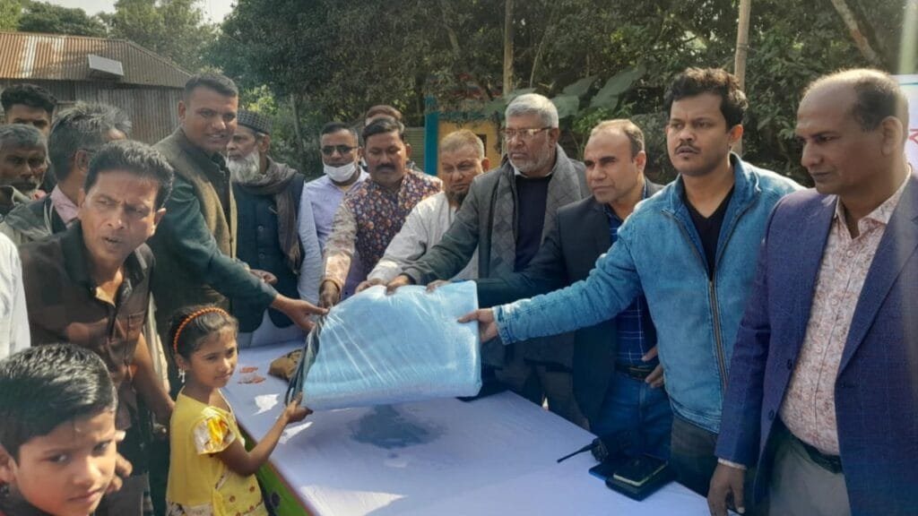 সোহাগপুর মানবকল্যাণ সংস্থার উদ্যোগে শীতার্তদের মাঝে কম্বল বিতরণ