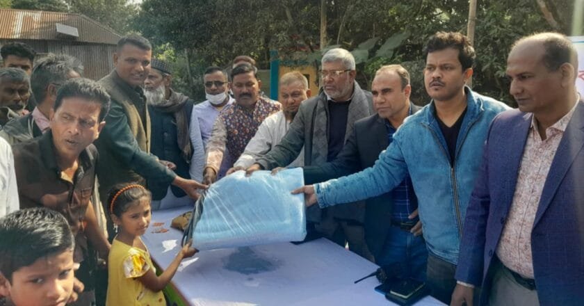সোহাগপুর মানবকল্যাণ সংস্থার উদ্যোগে শীতার্তদের মাঝে কম্বল বিতরণ