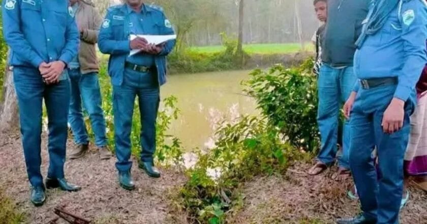 বগুড়ায় থানা থেকে গত ৫ আগস্ট লুট হওয়া আগ্নেয়াস্ত্রের মধ্যে ২টি ডোবা থেকে উদ্ধার