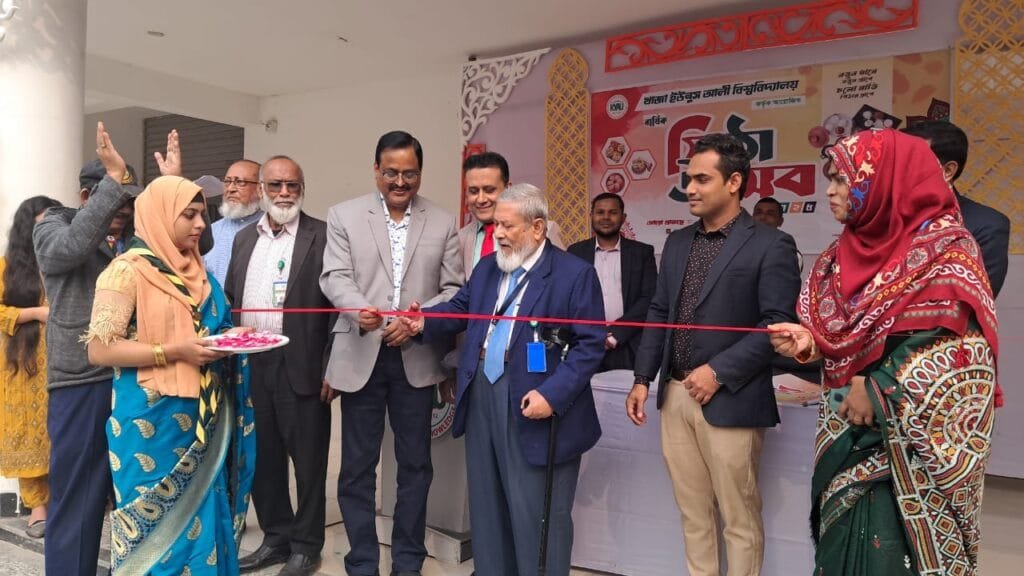 এনায়েতপুর খাজা ইউনুস আলী বিশ্ববিদ্যালয়ে পিঠা উৎসব
