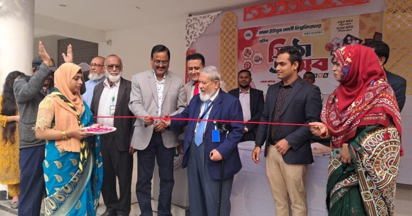 এনায়েতপুর খাজা ইউনুস আলী বিশ্ববিদ্যালয়ে পিঠা উৎসব