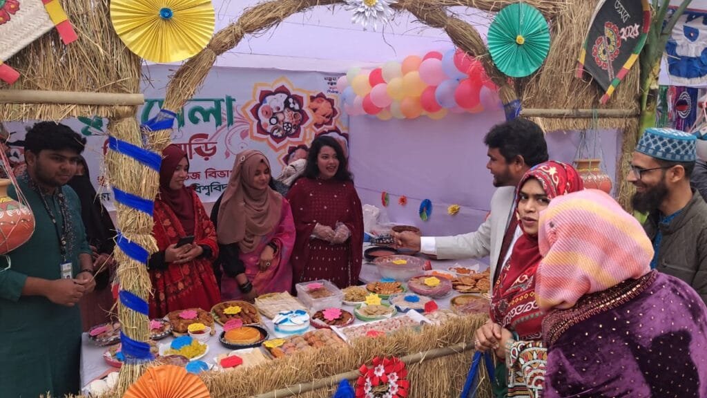 এনায়েতপুর খাজা ইউনুস আলী বিশ্ববিদ্যালয়ে পিঠা উৎসব