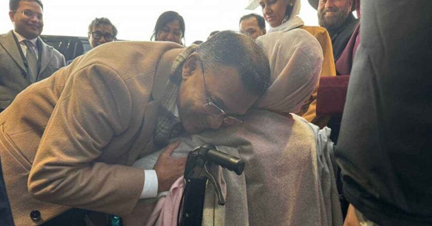 সাড়ে ৭ বছর পর মাকে কাছে পেয়ে জড়িয়ে ধরলেন তারেক রহমান