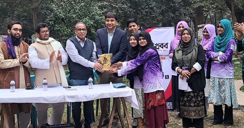 ঢাবিতে ‘ফারসি কন্যাদের প্রথম ব্যাডমিন্টন টুর্নামেন্ট’র পুরস্কার বিতরণ