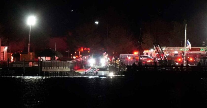 যুক্তরাষ্ট্রে হেলিকপ্টার-বিমান সংঘর্ষ: ১৮ মরদেহ উদ্ধার