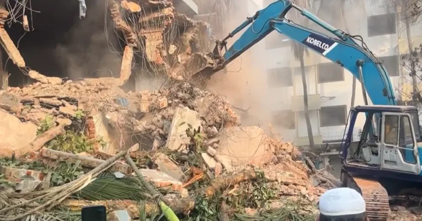 ধানমন্ডি ৩২ নম্বর যেন ধ্বংসস্তূপ, সকালেও চলছে ভাঙার কাজ