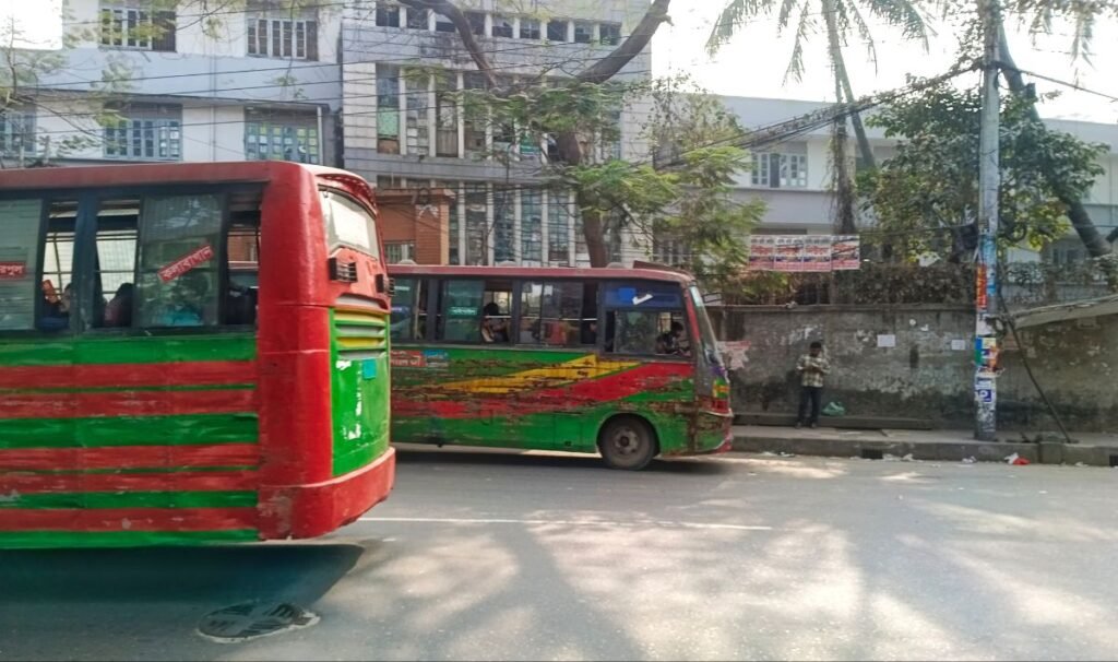 যানবাহনের উচ্চমাত্রার হর্নে অতিষ্ঠ ঢাকা আলিয়ার আবাসিক শিক্ষার্থীরা