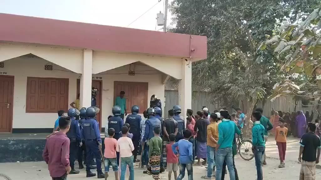 রায়পুরায় ইউপি চেয়ারম্যানের বাড়িতে হামলা, গুলিতে নারী নিহত