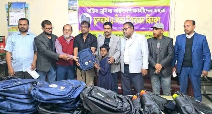 পথের দিশা ভাসমান স্কুলের উদ্যোগে বস্তির শিশুদের শিক্ষাসামগ্রী বিতরণ