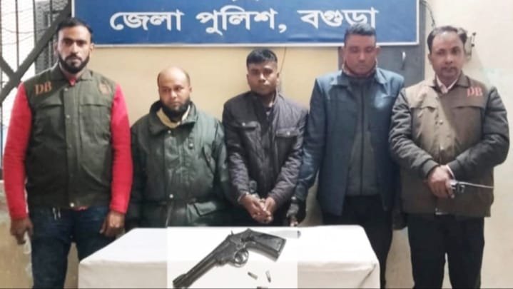 বগুড়ার শিবগঞ্জে পিস্তল, গুলিসহ ৩ জন গ্রেফতার