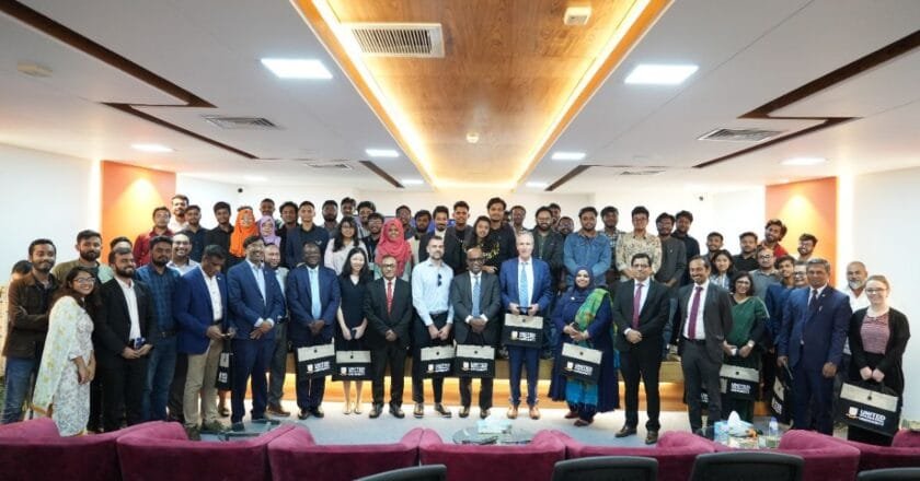 বিশ্ব ব্যাংক প্রতিনিধি দলের ইউআইইউ’র উদ্ভাবনী কেন্দ্র পরিদর্শন