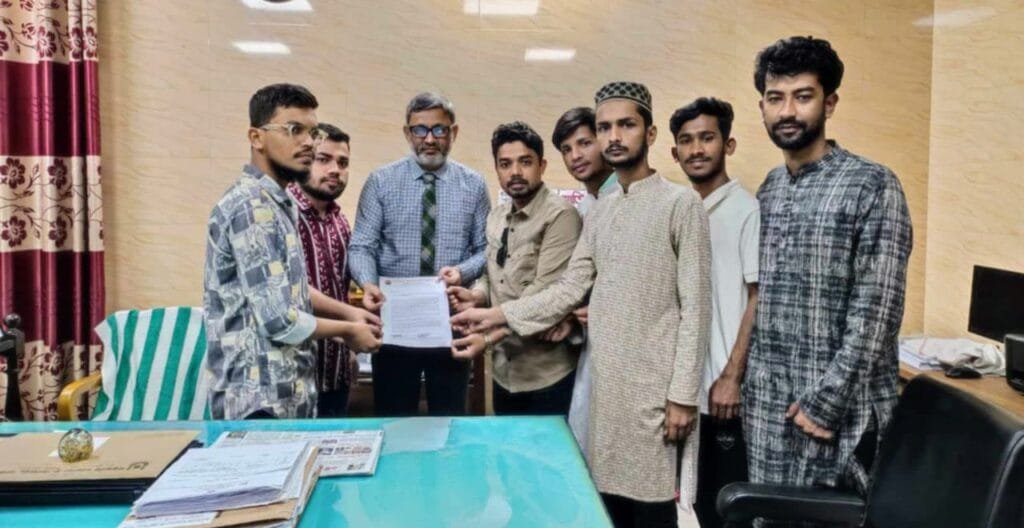 রমজানে ক্যান্টিনের খাবারের মান বৃদ্ধি ও মূল্য নিশ্চিতের দাবিতে ঢাকা আলিয়া ছাত্রদলের স্মারকলিপি