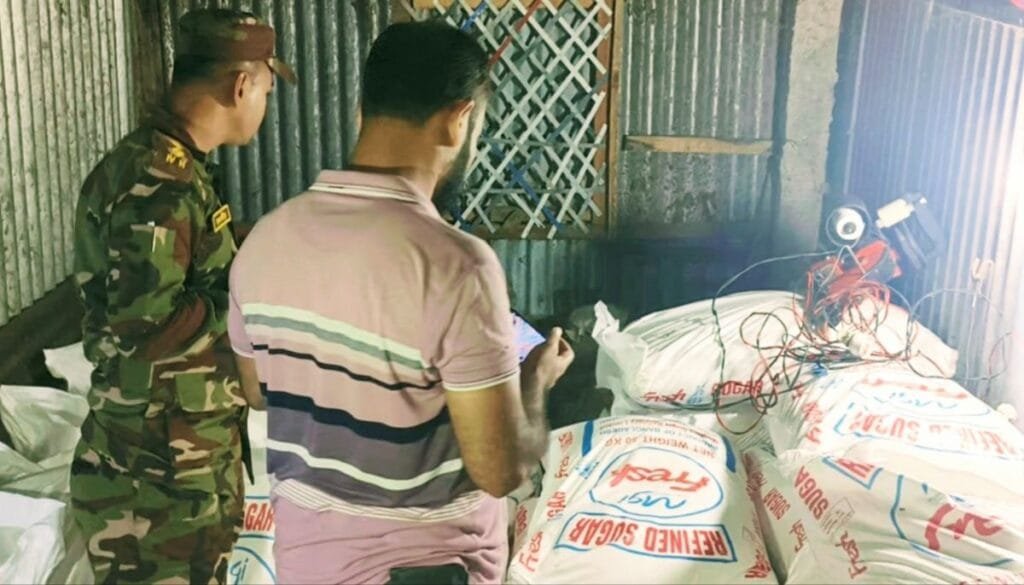 দুর্গাপুরে যৌথ অভিযানে ৮০ বস্তা ভারতীয় চিনি জব্দ