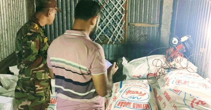 দুর্গাপুরে যৌথ অভিযানে ৮০ বস্তা ভারতীয় চিনি জব্দ