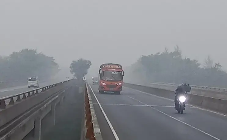 ঘন কুয়াশায় এক্সপ্রেসওয়েতে বাস-পিকআপ সংঘর্ষে ২জন নিহত
