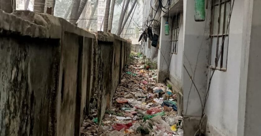 পরিচ্ছন্নতা সপ্তাহ শেষ হলেও পরিচ্ছন্ন হয়নি ঢাকা আলিয়ার দুই হলের আঙ্গিনা