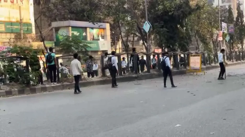 সায়েন্সল্যাব মোড়ে সিটি ও আইডিয়াল কলেজ শিক্ষার্থীদের সংঘর্ষ