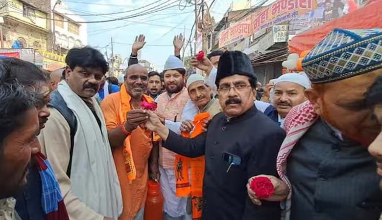 হিন্দু পুণ্যার্থীদের পাশে মুসলমানরা, আশ্রয়ের জন্য খুলে দিলেন মসজিদের দরজা