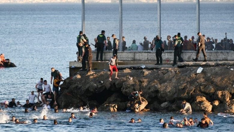 ইতালির উপকূল থেকে ১৩০ অভিবাসী উদ্ধার