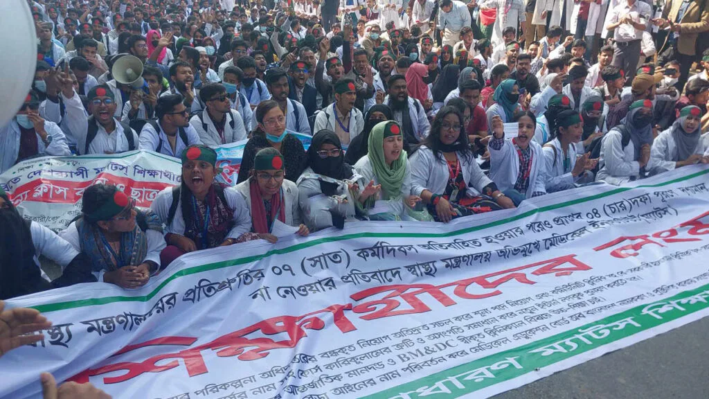শাহবাগের সড়ক বন্ধ, চার দাবিতে ম্যাটস শিক্ষার্থীদের অবস্থান