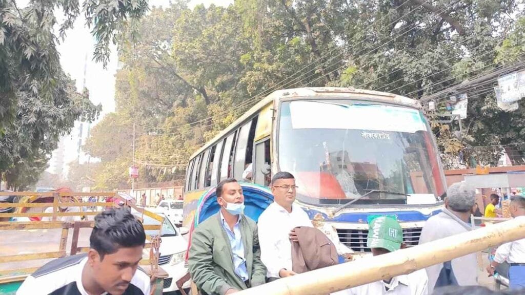 বাঁশ দিয়ে গুলশান-মহাখালী সড়ক আটকে দিলো তিতুমীরের শিক্ষার্থীরা