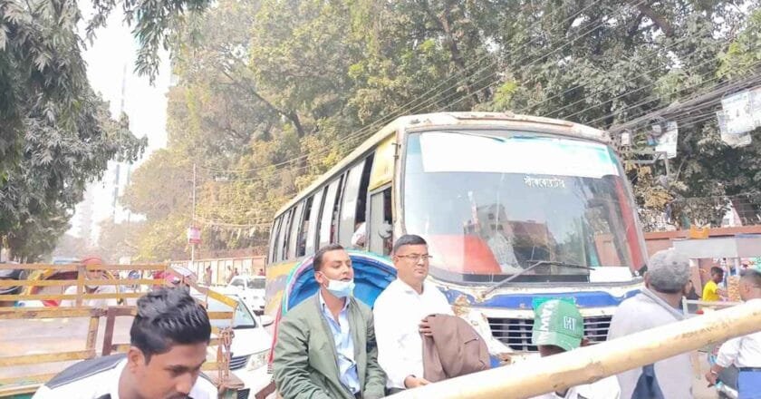 বাঁশ দিয়ে গুলশান-মহাখালী সড়ক আটকে দিয় তিতুমীরের শিক্ষার্থীরা