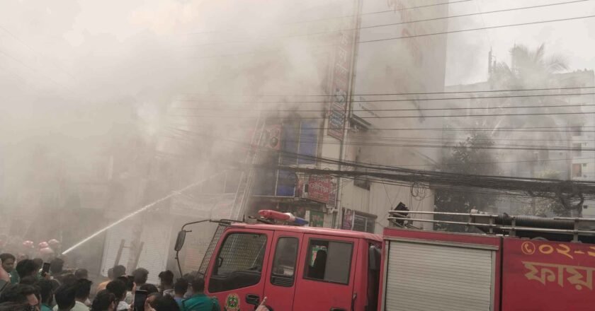 শাহজাদপুরে আবাসিক হোটেলে আগুন, চারজনের মরদেহ উদ্ধার