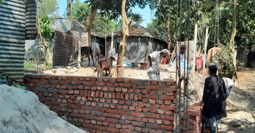 বেলকুচিতে জমি দখল করে বাড়ির নির্মাণের অভিযোগ
