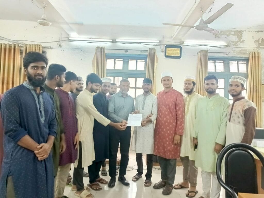 বই সংকটে ঢাকা আলিয়ার হল পাঠাগার