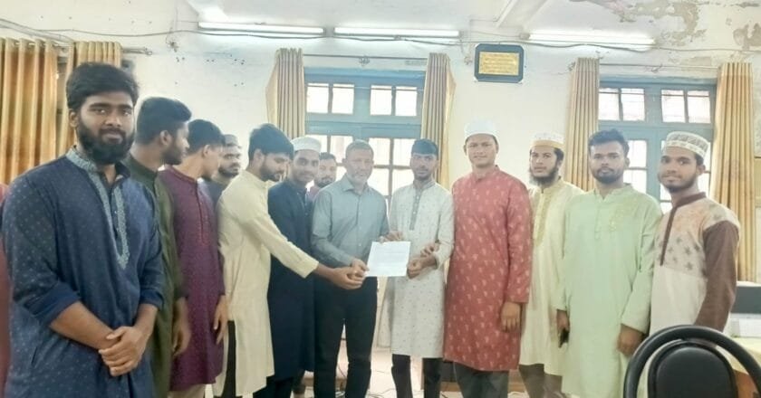 বই সংকটে ঢাকা আলিয়ার হল পাঠাগার