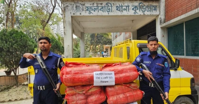 ফুলবাড়ীতে পুলিশের অভিযানে ৫৮ কেজি গাঁজাসহ পিকআপ জব্দ