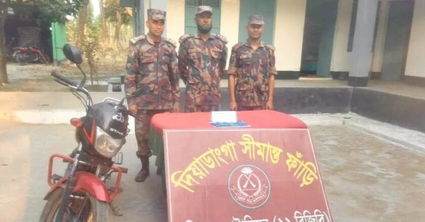 কুড়িগ্রামের ভূরুঙ্গামারী সীমান্তে বিজিবি’র অভিযানে ইয়াবা ও অস্ত্র আটক