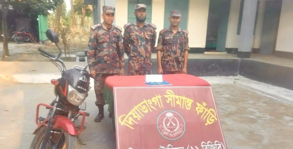 কুড়িগ্রামের ভূরুঙ্গামারী সীমান্তে বিজিবি'র অভিযানে ইয়াবা ও অস্ত্র আটক