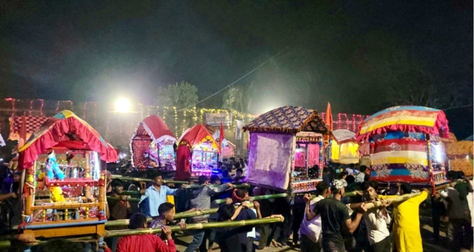 কুড়িগ্রামের নাওডাঙ্গা জমিদারবাড়িতে তিন শতাব্দীর পুরোনো দোল উৎসবে হাজারো ভক্তের ঢল