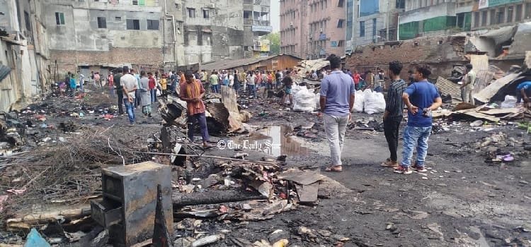 খুলনার পিকচার প্যালেস মোড়ে ভয়াবহ অগ্নিকাণ্ড