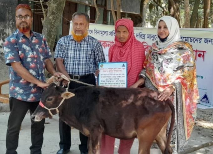 সিরাজগঞ্জে প্রতিবন্ধী ও হতদরিদ্রদের মাঝে বিনামূল্যে বকনাবাছুর বিতরণ